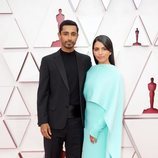 Riz Ahmed junto a Fatima Farheen Mirza en la Alfombra Roja de los Oscar 2021