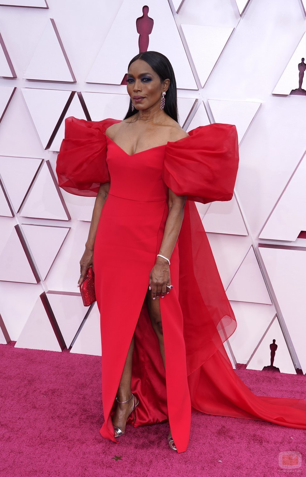 Angela Bassett posa en la Alfombra Roja como presentadora de los Oscar 2021