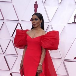 Angela Bassett posa en la Alfombra Roja como presentadora de los Oscar 2021