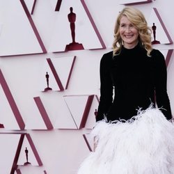 Laura Dern posa en la Alfombra Roja de los Oscar 2021