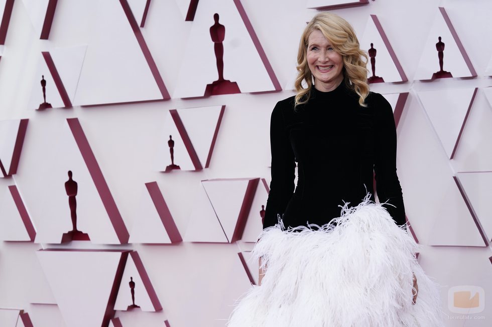 Laura Dern posa en la Alfombra Roja de los Oscar 2021