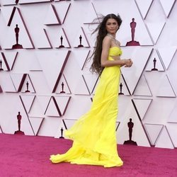 Zendaya posa en la Alfombra Roja de los Oscar 2021