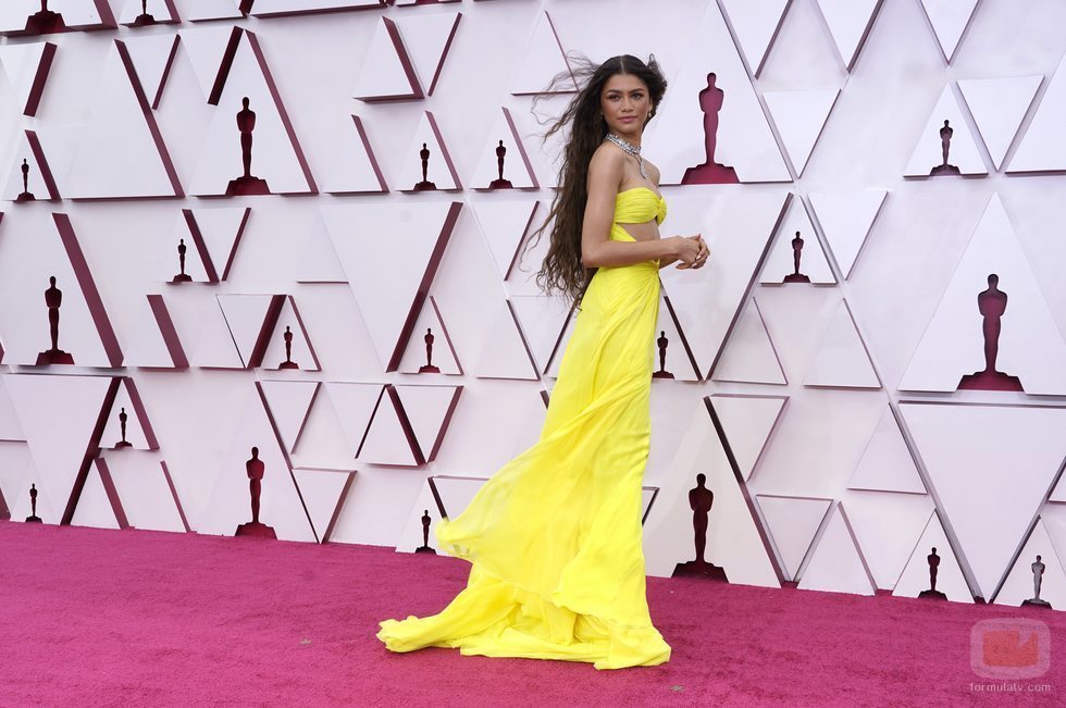 Zendaya posa en la Alfombra Roja de los Oscar 2021