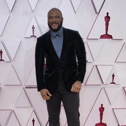 Tyler Perry posa en la Alfombra Roja de los Oscar 2021