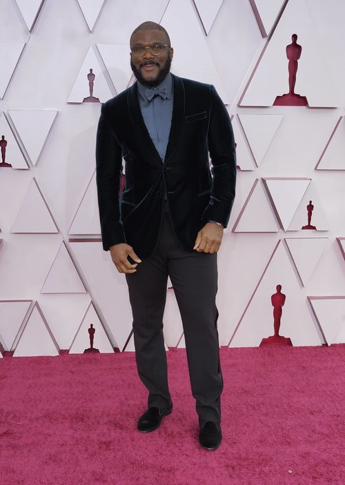 Tyler Perry posa en la Alfombra Roja de los Oscar 2021
