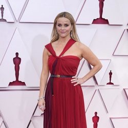 Reese Witherspoon posa en la Alfombra Roja de los Oscar 2021