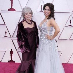 Rita Moreno y Fernanda Luisa Gordon posan en la Alfombra Roja de los Oscar 2021