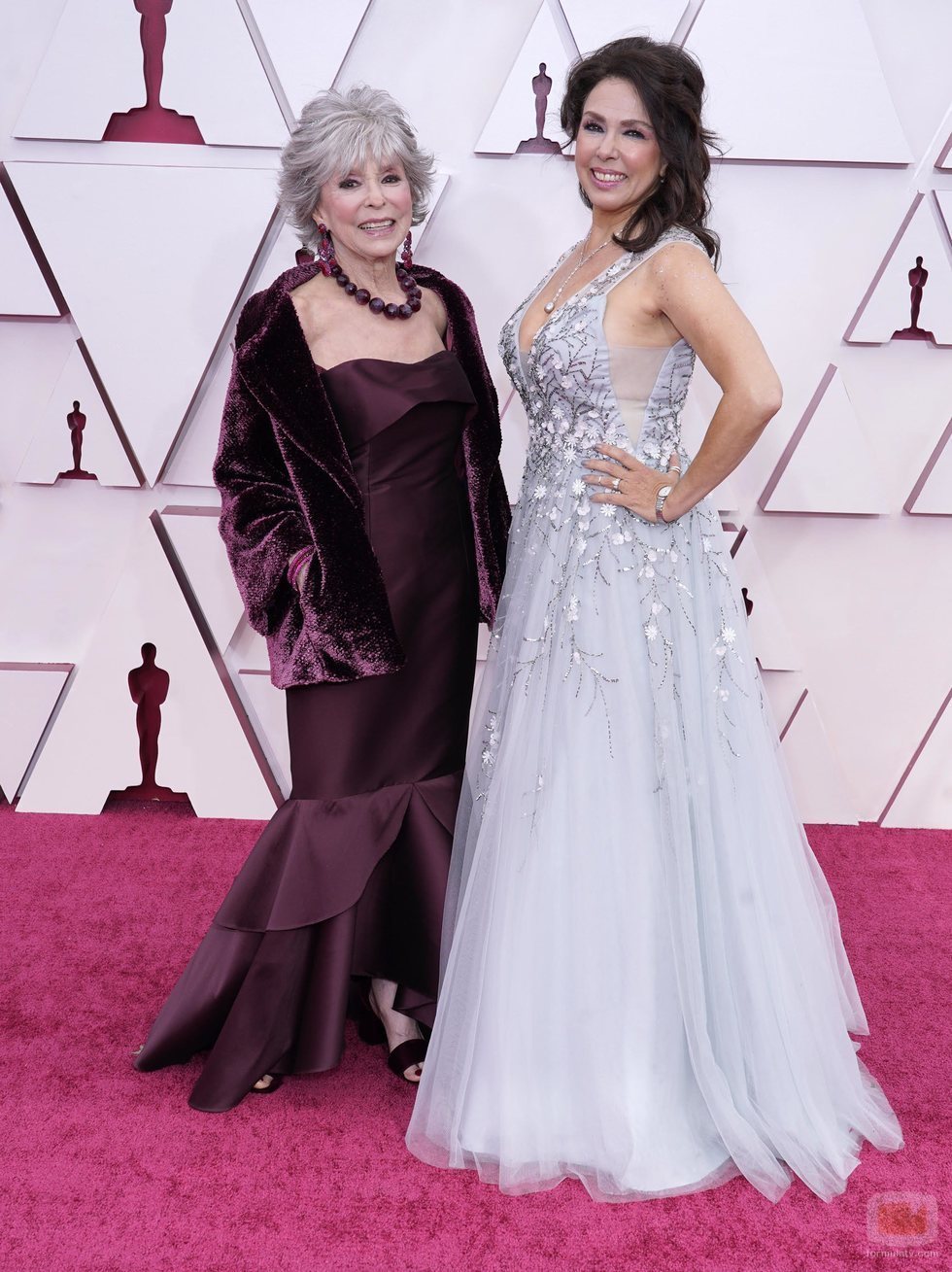 Rita Moreno y Fernanda Luisa Gordon posan en la Alfombra Roja de los Oscar 2021