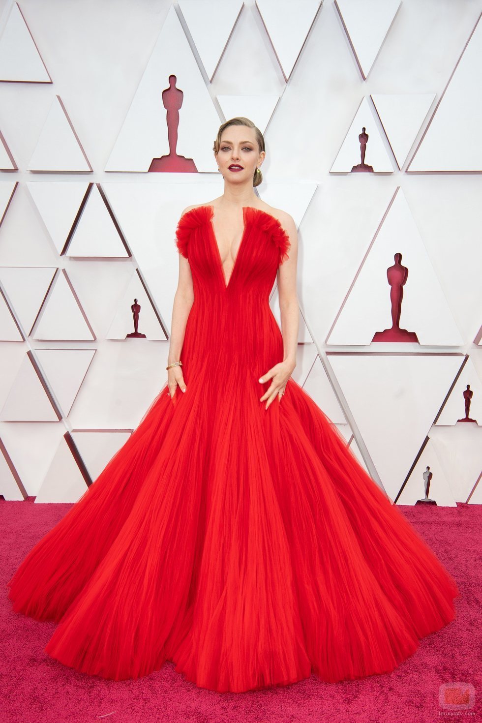 Amanda Seyfried posa en la Alfombra Roja de los Oscar 2021