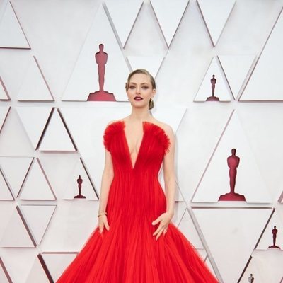 Amanda Seyfried posa en la Alfombra Roja de los Oscar 2021