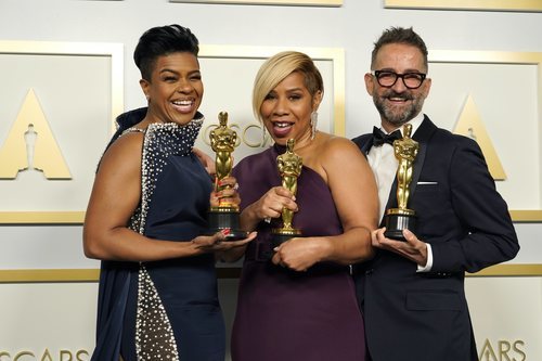 Sergio López-Rivera, Mia Neal y Jamika Wilson posan como ganadores en los Oscar 2021