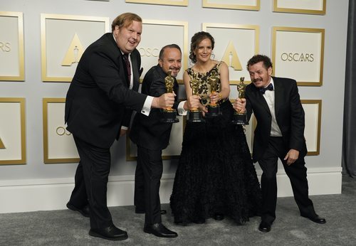 Phillip Bladh, Carlos Cortés, Michellee Couttolenc y Jaime Baksht reciben el Oscar a Mejor Sonido