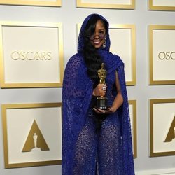 H.E.R. posa con la estatuilla a Mejor Canción Original en los Oscar 2021