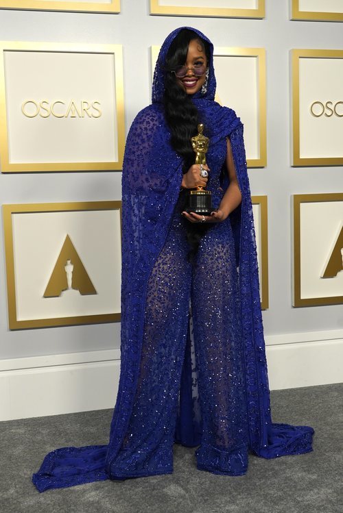H.E.R. posa con la estatuilla a Mejor Canción Original en los Oscar 2021