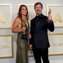 Pippa Ehrlich y James Reed con su Oscar a Mejor Documental 2021