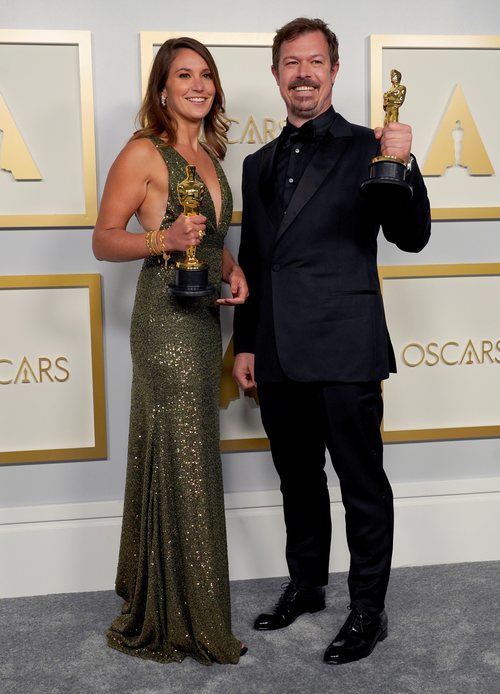 Pippa Ehrlich y James Reed con su Oscar a Mejor Documental 2021