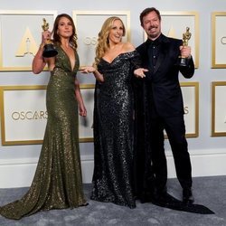 Pippa Ehrlich y James Reed posan con sus estatuillas junto a Marlee Matlin