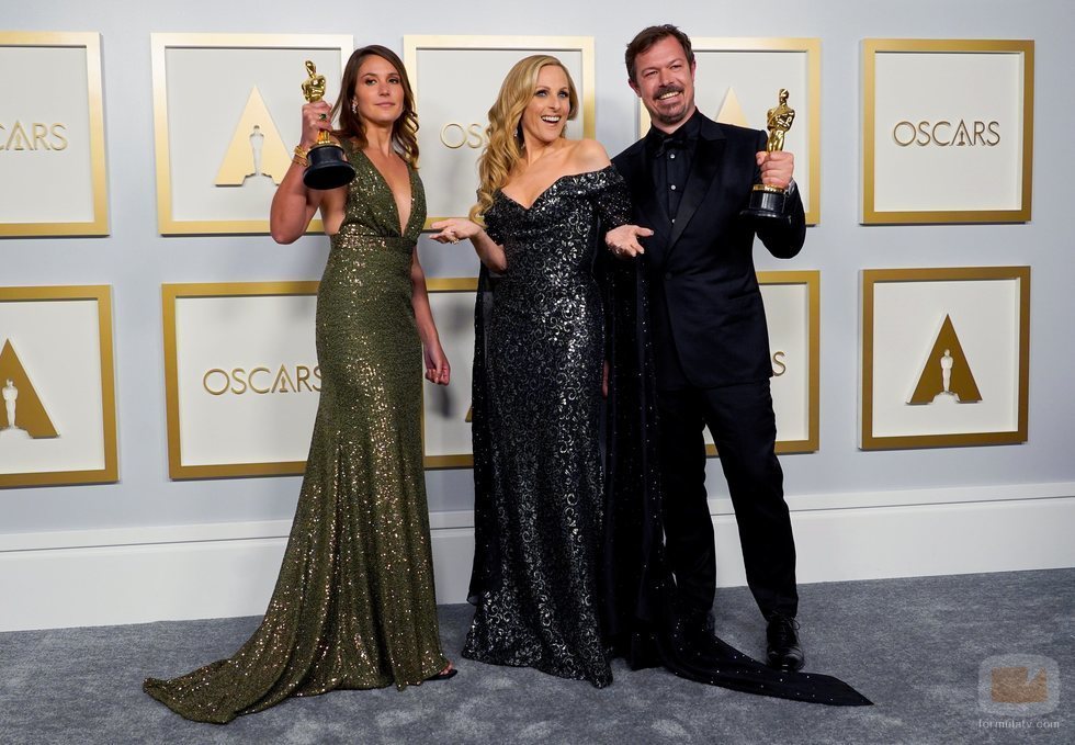 Pippa Ehrlich y James Reed posan con sus estatuillas junto a Marlee Matlin