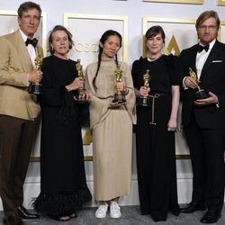 Peter Spears, Frances McDormand, Chloe Zhao, Mollye Asher y Dan Janvey en los Oscar 2021