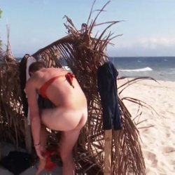 Tom Brusse enseña el culo mientras se pone un bikini en 'Supervivientes 2021'