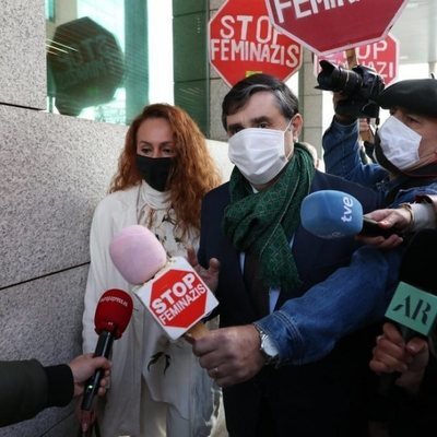Rocío Carrasco, perseguida por medios y manifestantes a su llegada al juzgado