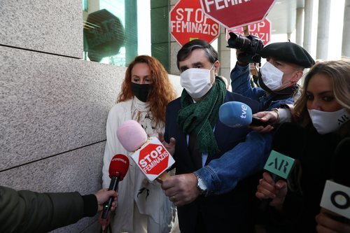 Rocío Carrasco, perseguida por medios y manifestantes a su llegada al juzgado