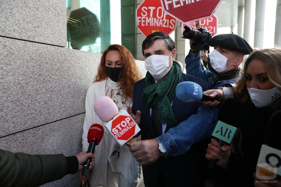 Rocío Carrasco, perseguida por medios y manifestantes a su llegada al juzgado