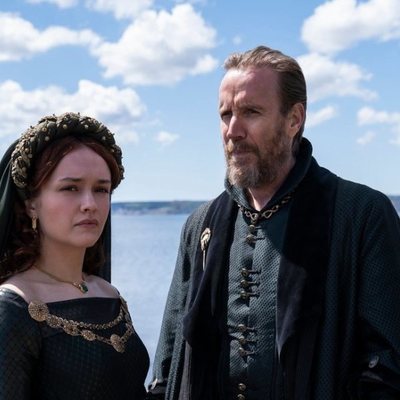 Olivia Cooke y Rhys Ifans son Alicent y Otto Hightower en 'La casa del dragón'