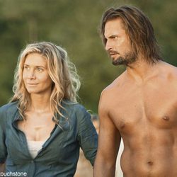 Sawyer, sin camiseta, y Juliet