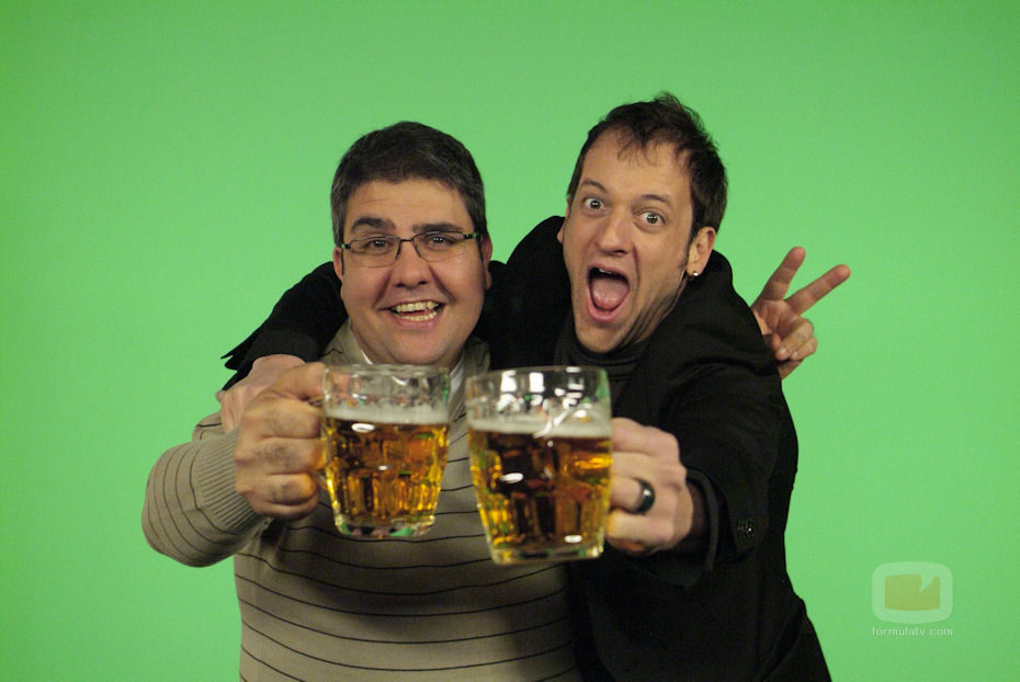 Flo y Edu Soto brindan con cerveza en 'Saturday Night Live'
