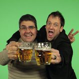 Flo y Edu Soto brindan con cerveza en 'Saturday Night Live'