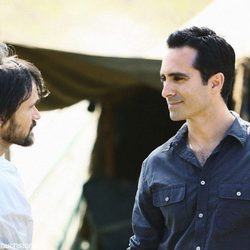 Jeremy Davies y Nestor Carbonell en el campamento