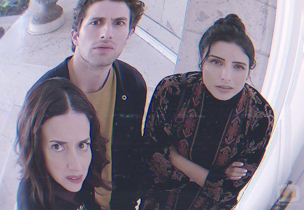 Aislinn Derbez, Darío Yazbek Bernal y Cecilia Suárez en la película de 'La casa de las flores'