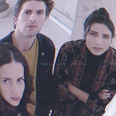 Aislinn Derbez, Darío Yazbek Bernal y Cecilia Suárez en la película de 'La casa de las flores'