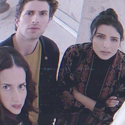 Aislinn Derbez, Darío Yazbek Bernal y Cecilia Suárez en la película de 'La casa de las flores'