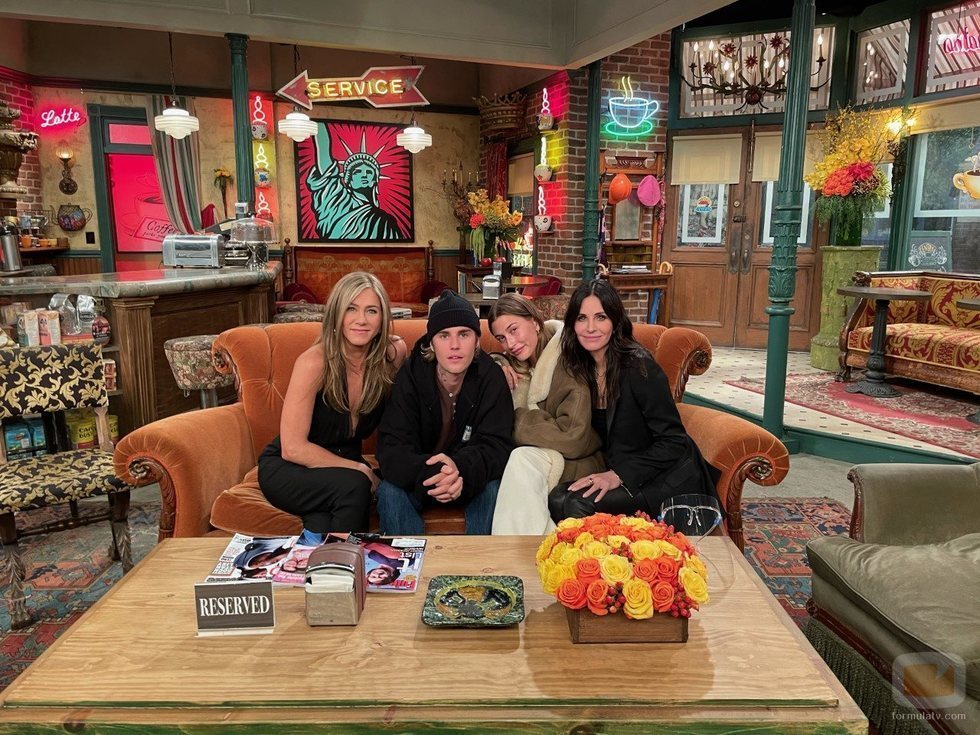 Jennifer Aniston, Justin Bieber, Hailey Bieber y Courteney Cox en 'Friends: The Reunion'