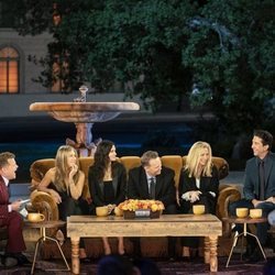 James Corden junto a la icónica pandilla en 'Friends: The Reunion'