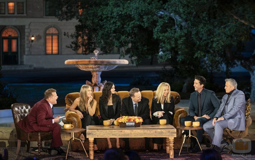 James Corden junto a la icónica pandilla en 'Friends: The Reunion'