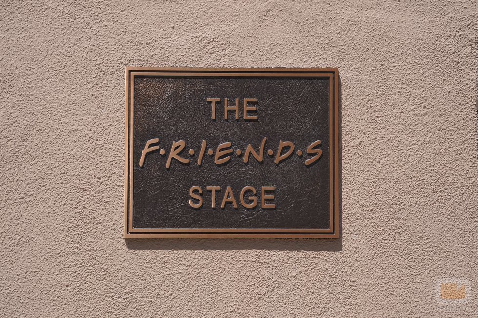 Cartel del plató "The Friends Stage" donde se graba 'Friends: The Reunion'