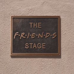 Cartel del plató "The Friends Stage" donde se graba 'Friends: The Reunion'