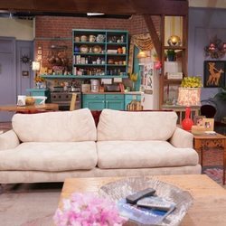 Sofá del apartamento de Monica y Rachel en 'Friends: The Reunion'