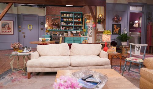 Sofá del apartamento de Monica y Rachel en 'Friends: The Reunion'