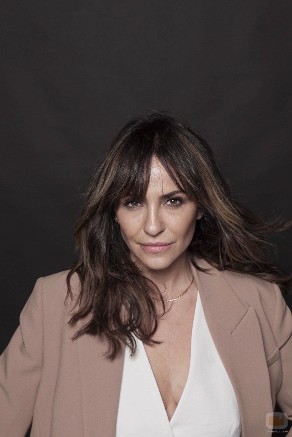 Melani Olivares seduciendo a la cámara