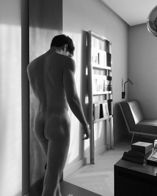 Manu Ríos, totalmente desnudo, muestra el culo