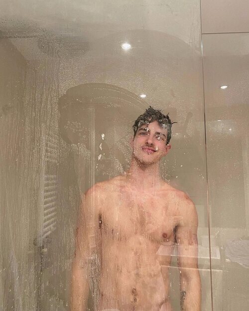 Manu Ríos ('Élite 4'), desnudo en la ducha