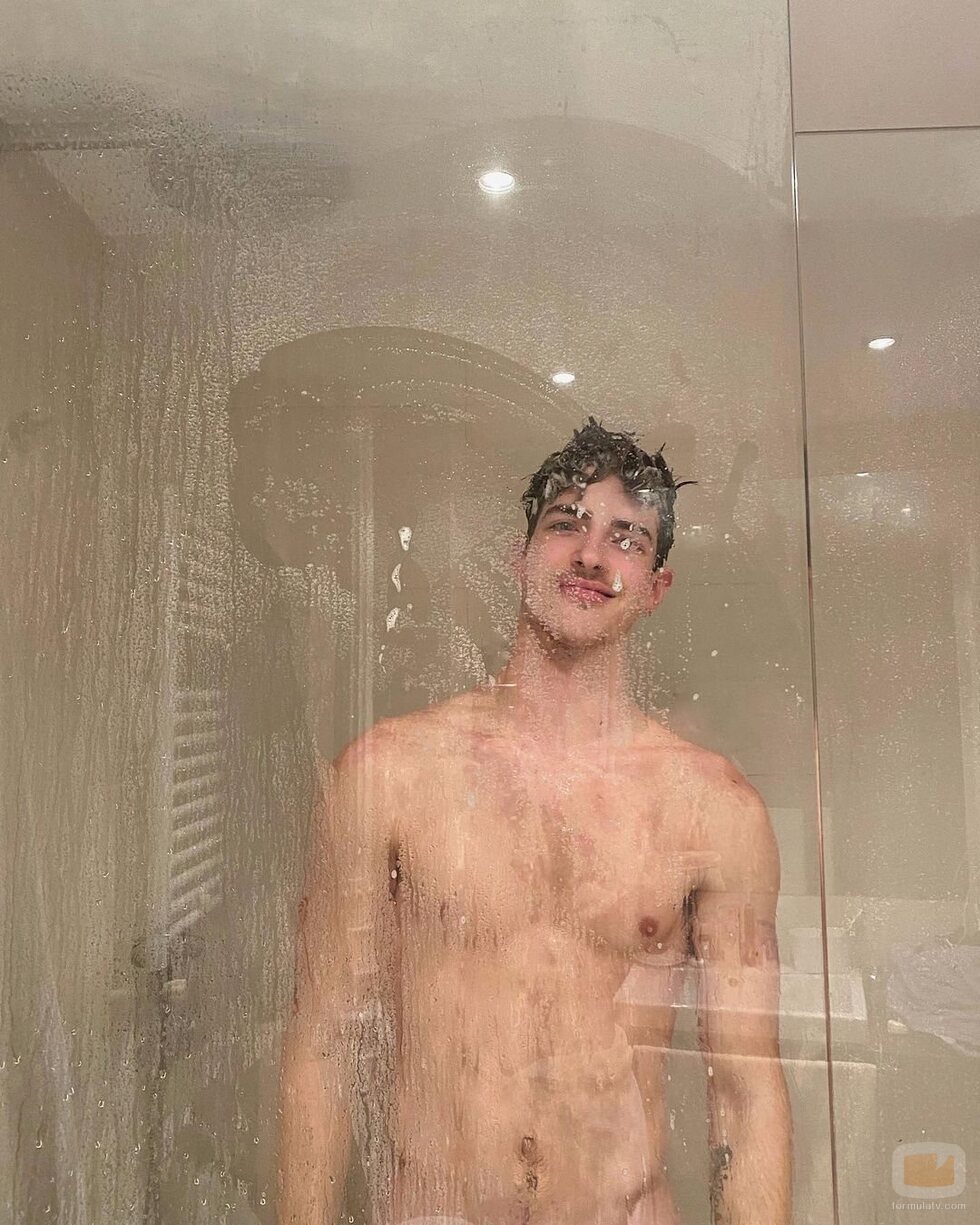 Manu Ríos ('Élite 4'), desnudo en la ducha