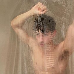 Manu Ríos posa sexy en la ducha