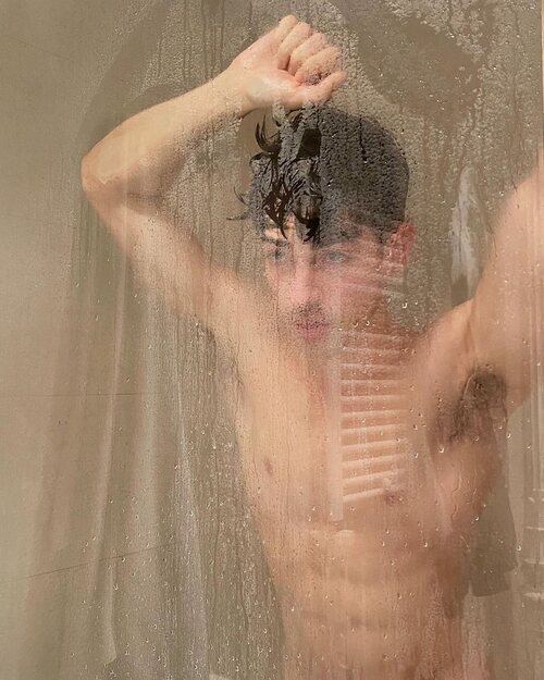 Manu Ríos posa sexy en la ducha