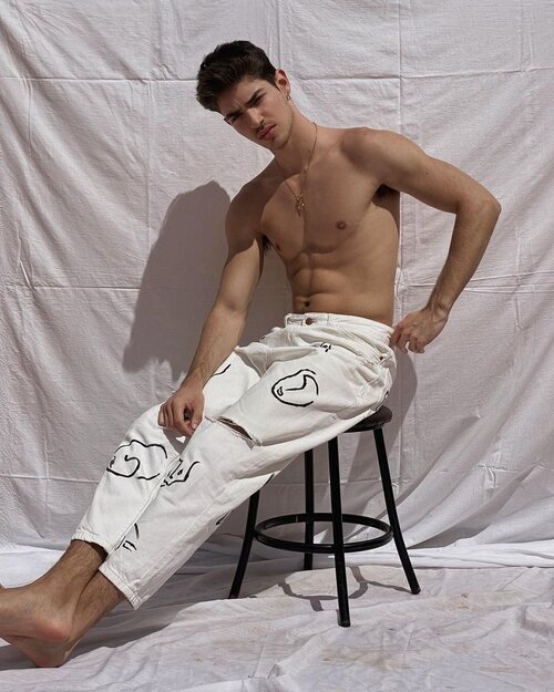 Manu Ríos ('Élite 4') posa sin camiseta