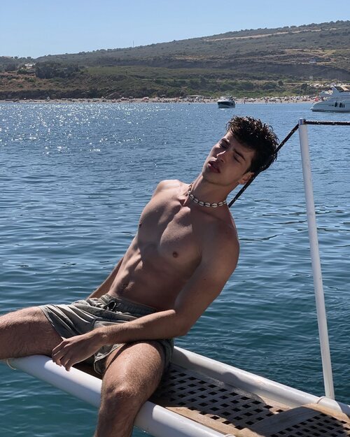 Manu Ríos ('Élite 4') luce su torso al desnudo